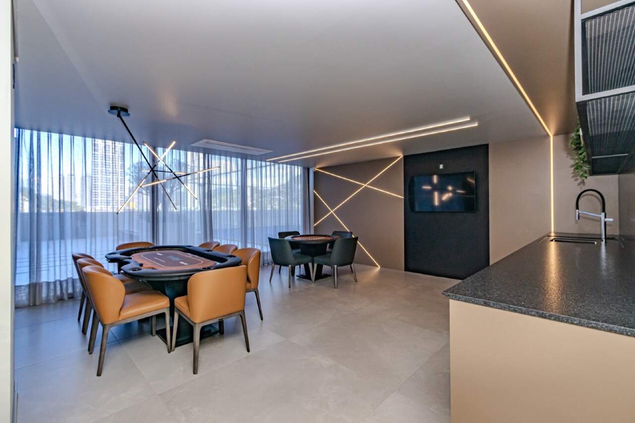 Apartamento à venda no Praia Brava: Espaço de jogos com bancada e TV no Torres da Brava Sirena