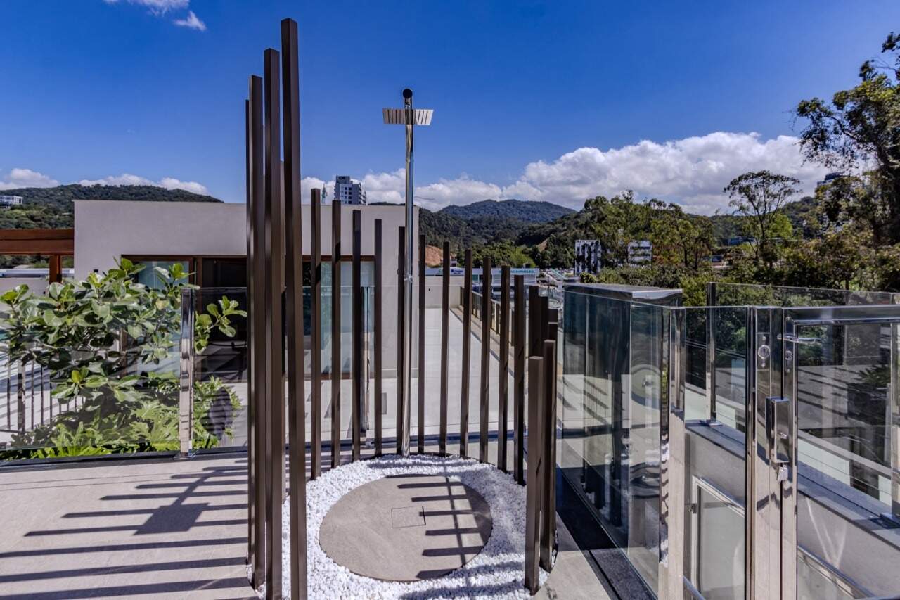 Apartamento à venda no Praia Brava: Terraço do lazer do Sirena, com os morros ao fundo
