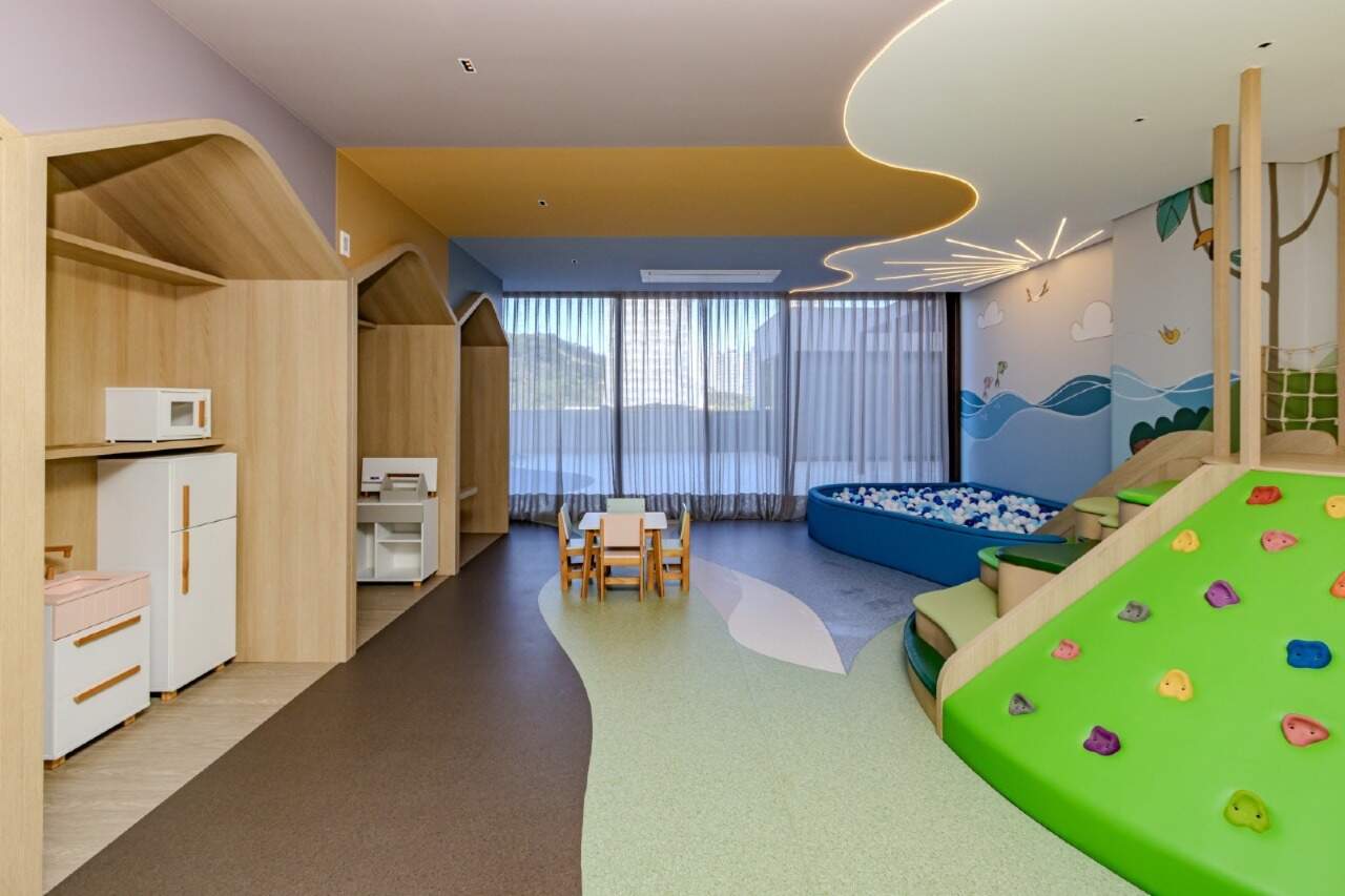 Apartamento à venda no Praia Brava: Brinquedoteca com parede de escalada no Torres da Brava Sirena