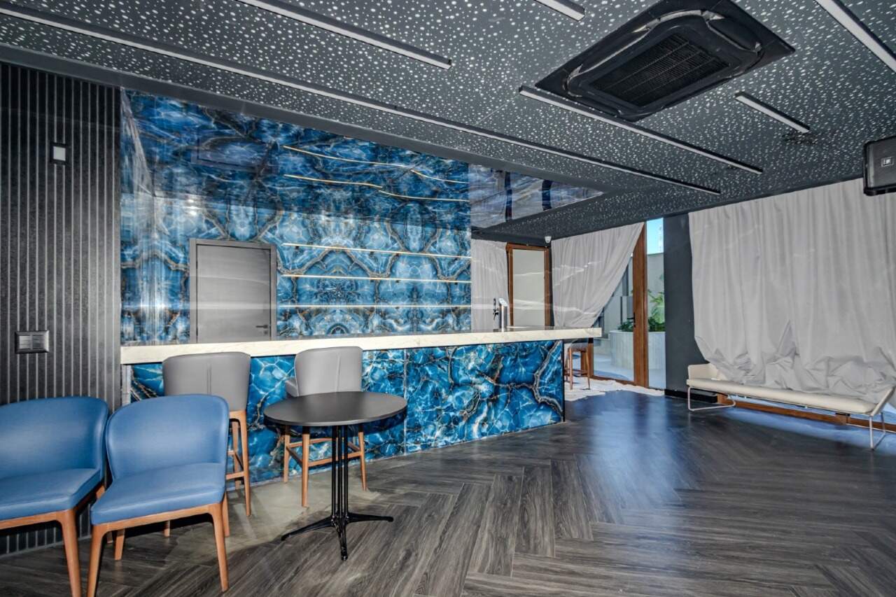 Apartamento à venda no Praia Brava: Pub com balcão iluminado no Torres da Brava Sirena