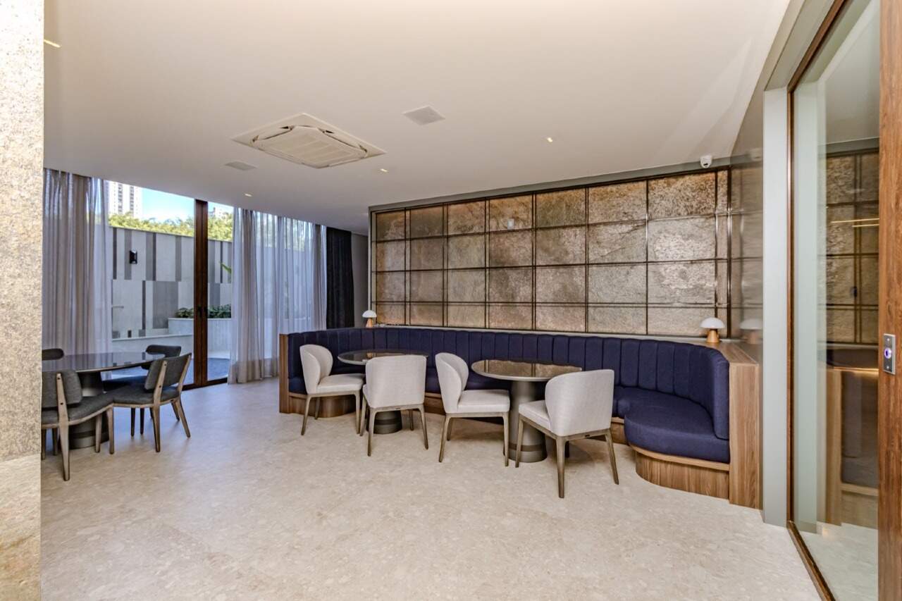 Apartamento à venda no Praia Brava: Lounge com sofá e mesas no Torres da Brava Sirena
