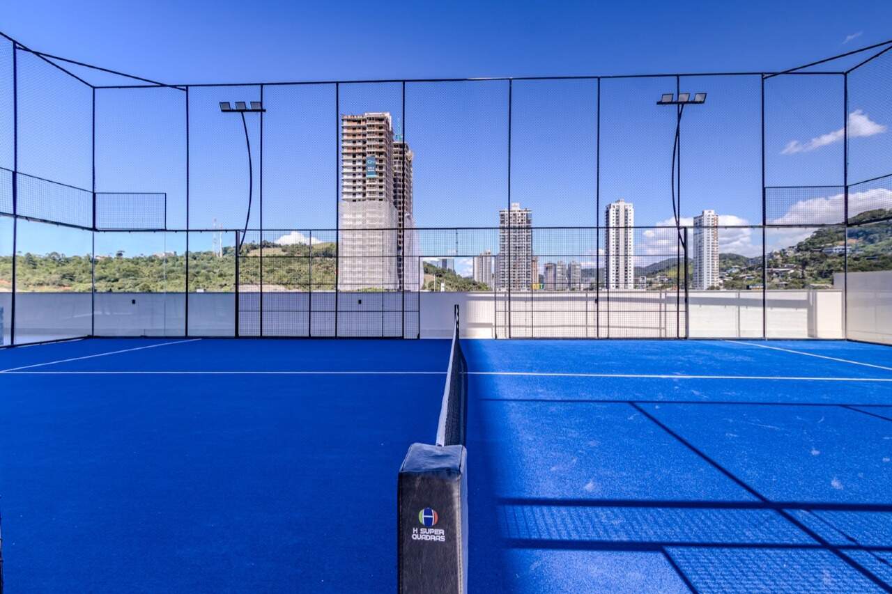 Apartamento à venda no Praia Brava: Quadra de padel no lazer do Torres da Brava Sirena