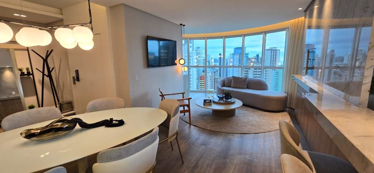 Apartamento à venda no Centro: Living mobiliado e integrado do apartamento.