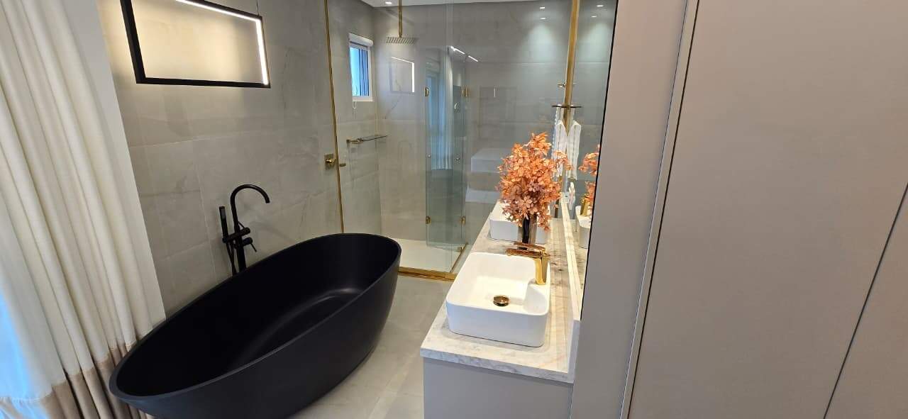 Apartamento à venda no Centro: Banheiro da suíte principal.