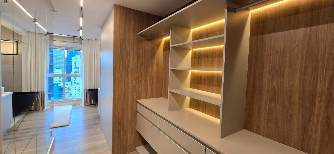 Apartamento à venda no Centro: Closet com armários planejados.