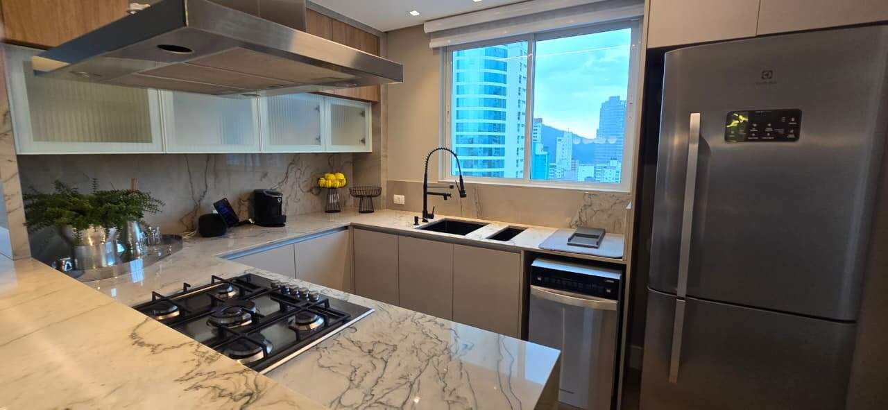 Apartamento à venda no Centro: Cozinha equipada com móveis planejados.