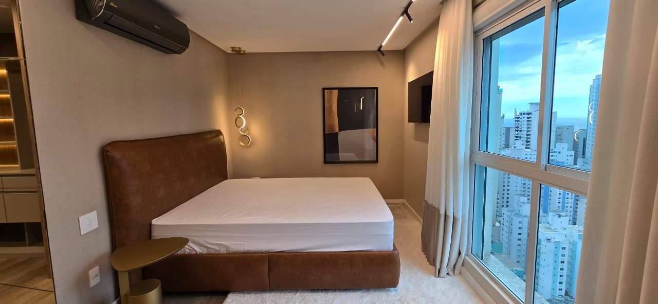 Apartamento à venda no Centro: Suíte principal mobiliada.