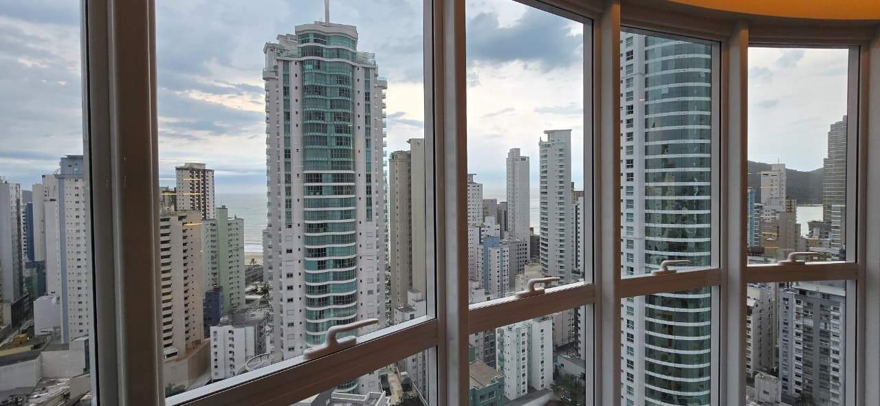 Apartamento à venda no Centro: Vista parcial para o mar entre os edifícios, a partir do apartamento.