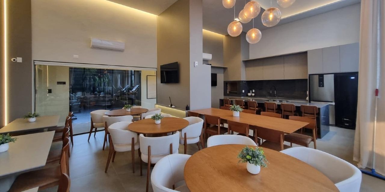 Cobertura à venda no Praia Brava: Salão de festas do JK 399 pronto, com mesas e cozinha