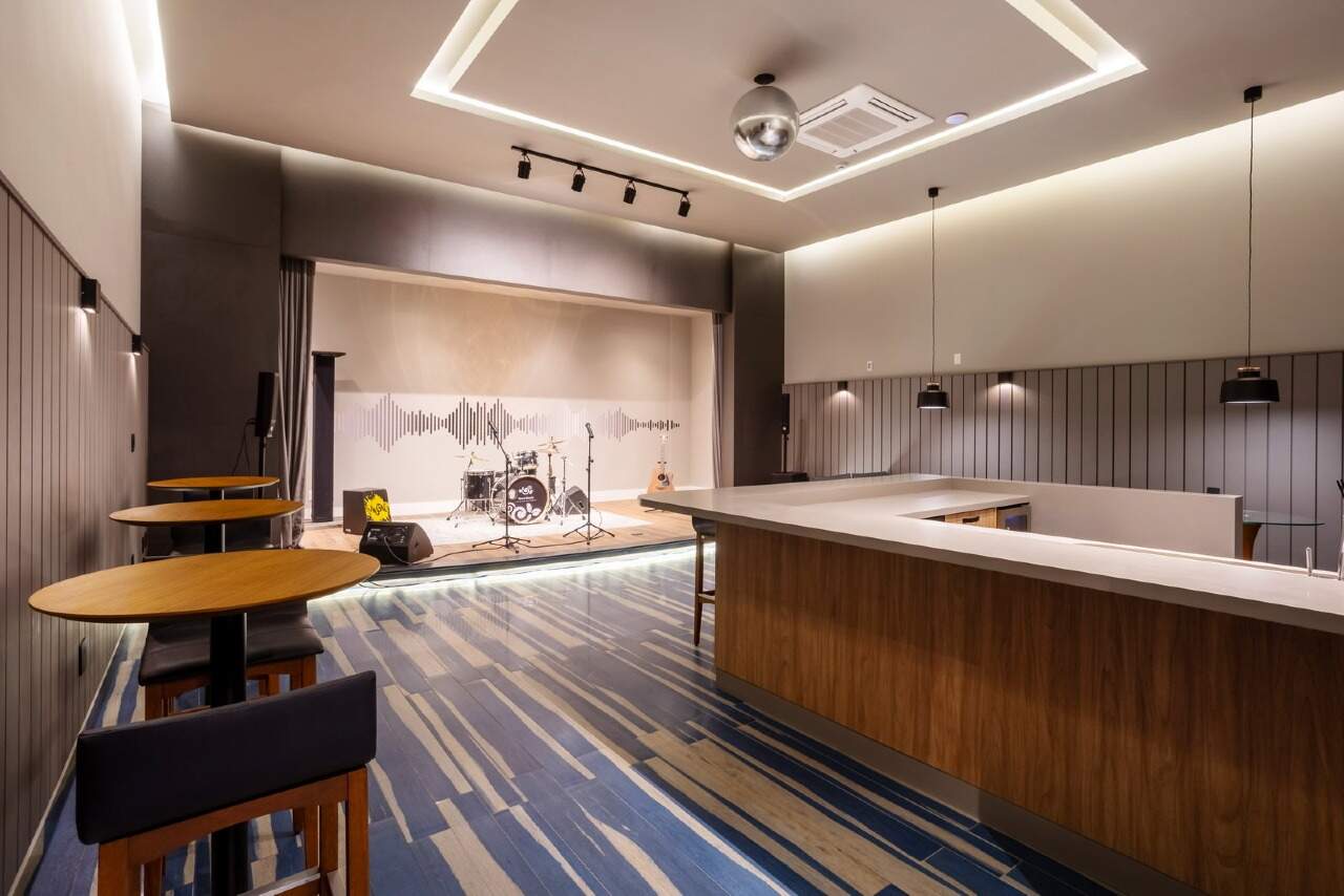 Apartamento diferenciado à venda no Praia Brava: Espaço com balcão e mesas altas