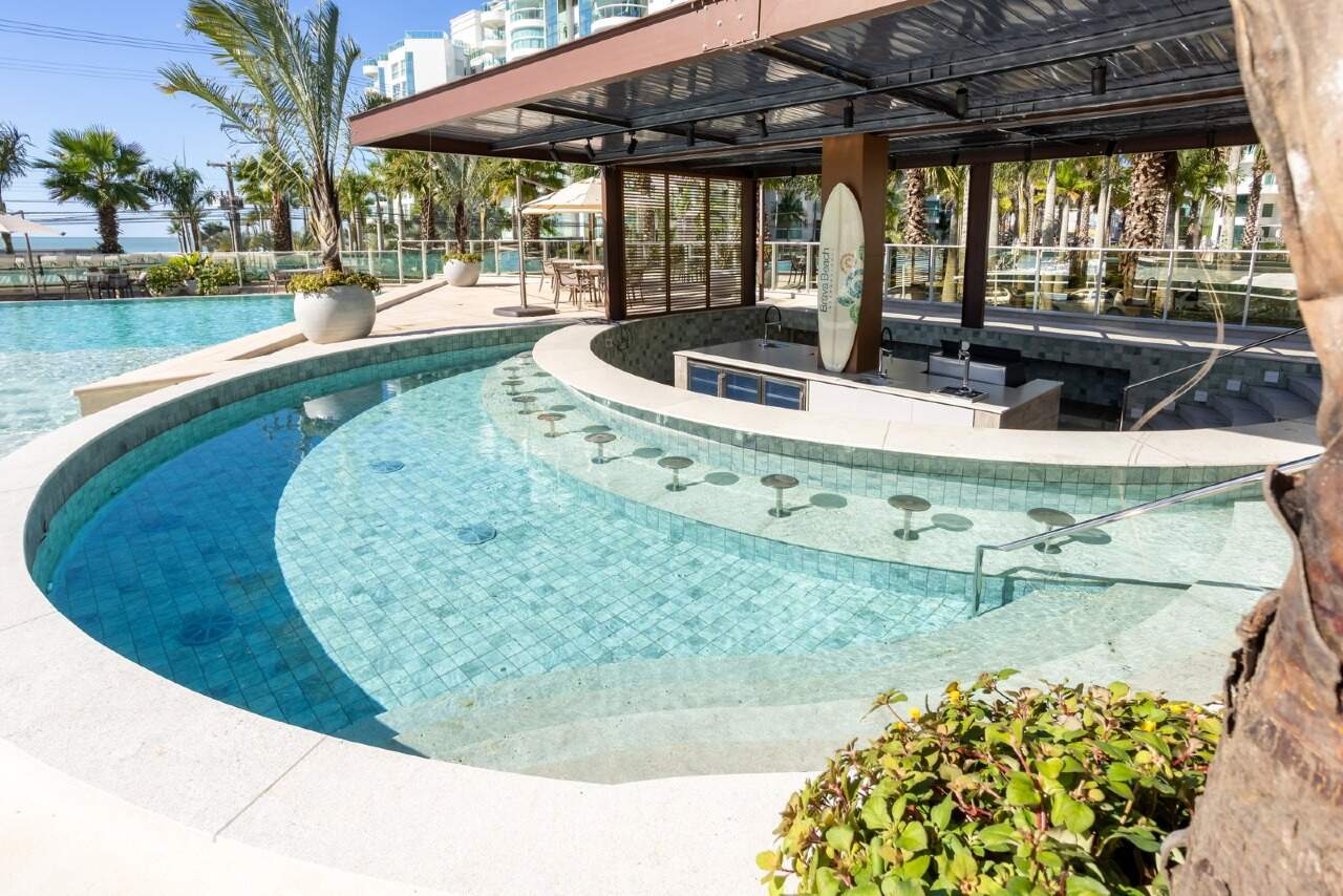 Apartamento diferenciado à venda no Praia Brava: Bar molhado na piscina