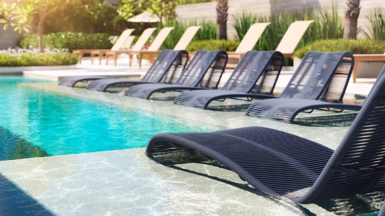 Apartamento à venda no Centro: The Pool, com prainha e espreguiçadeiras dentro da água (imagem ilustrativa)