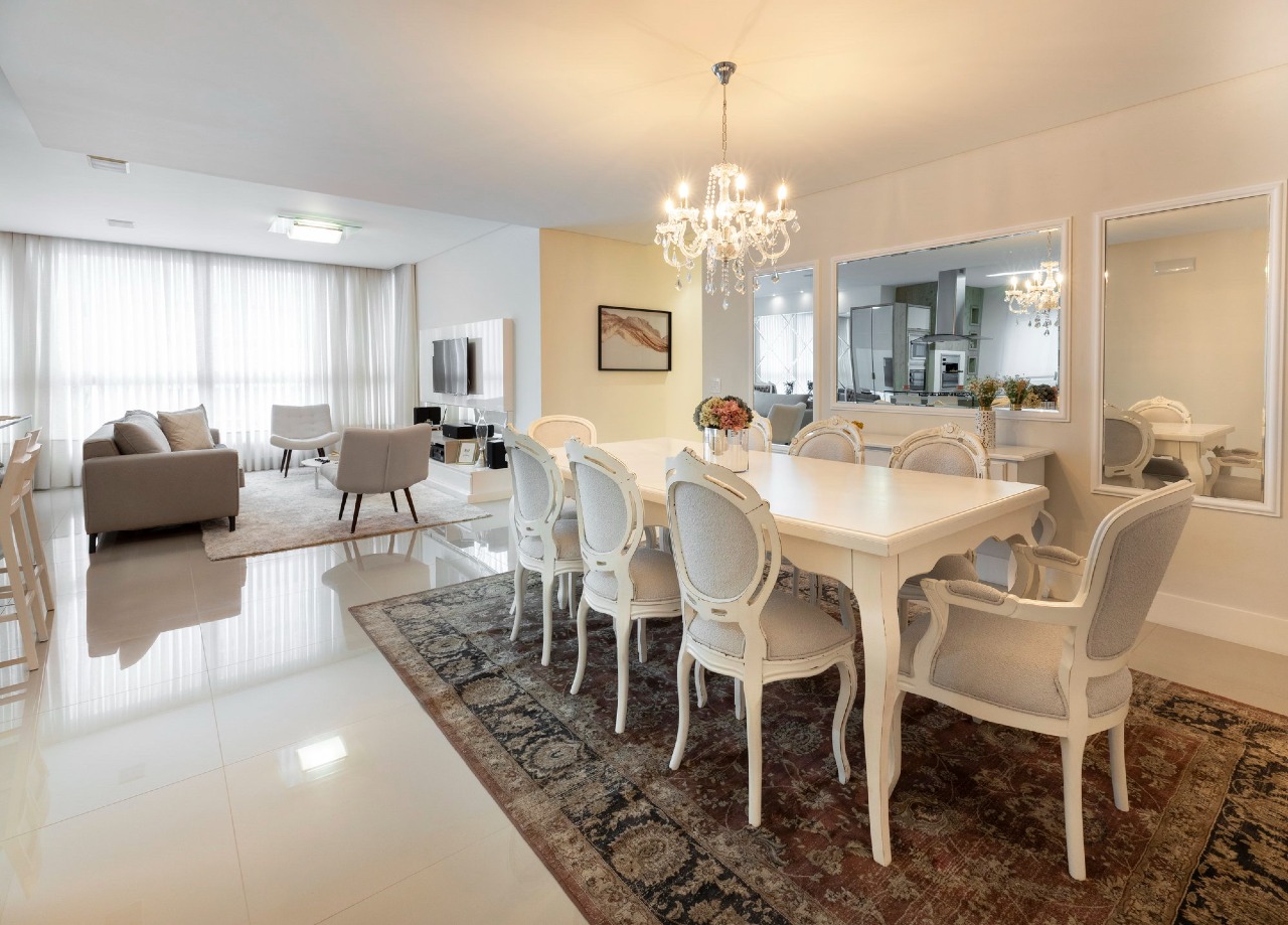 Apartamento à venda no Centro: Living e sala de jantar decorados, com lustre de cristal e piso de porcelanato