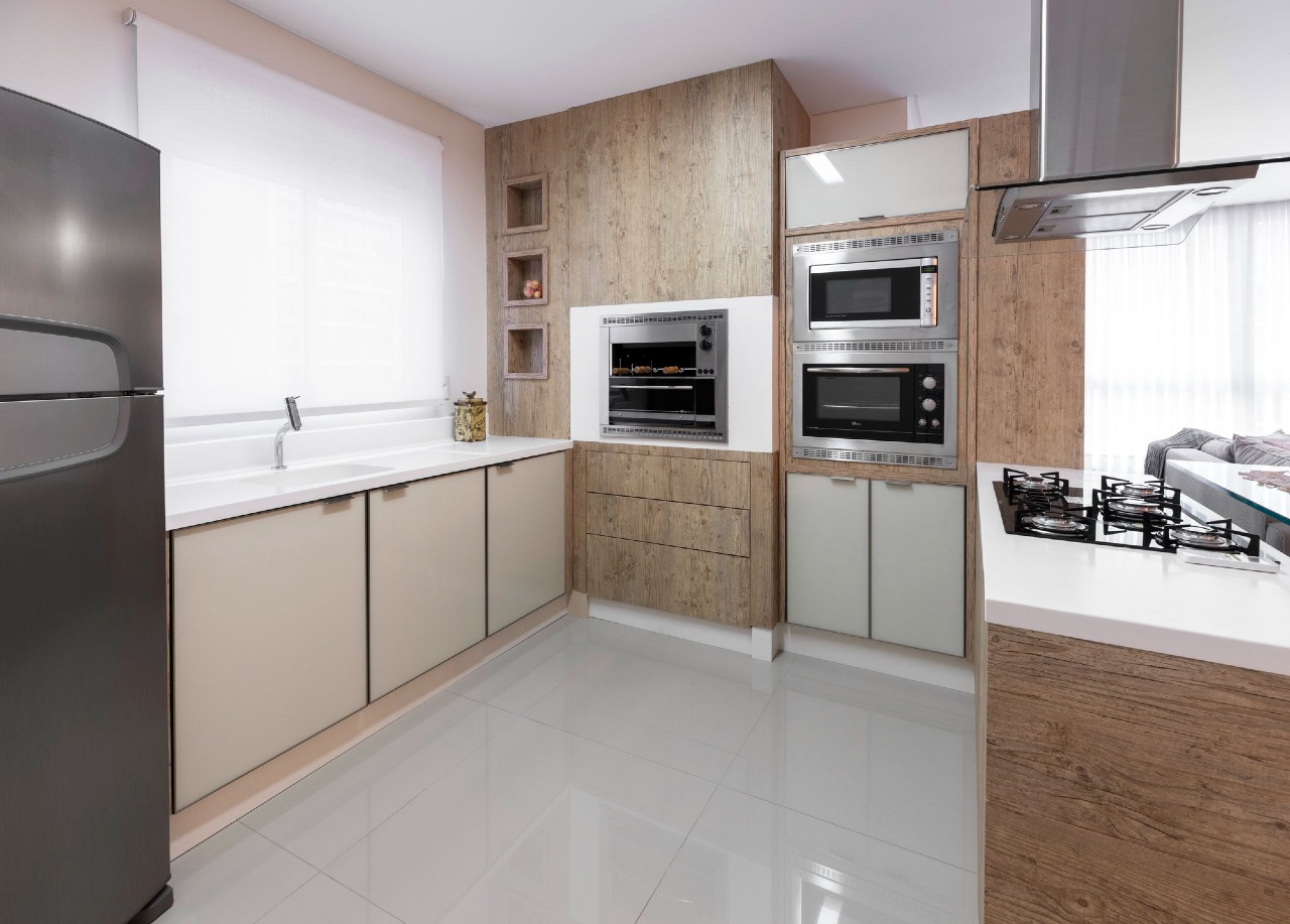 Apartamento à venda no Centro: Cozinha com churrasqueira embutida, fornos, cooktop e marcenaria amadeirada
