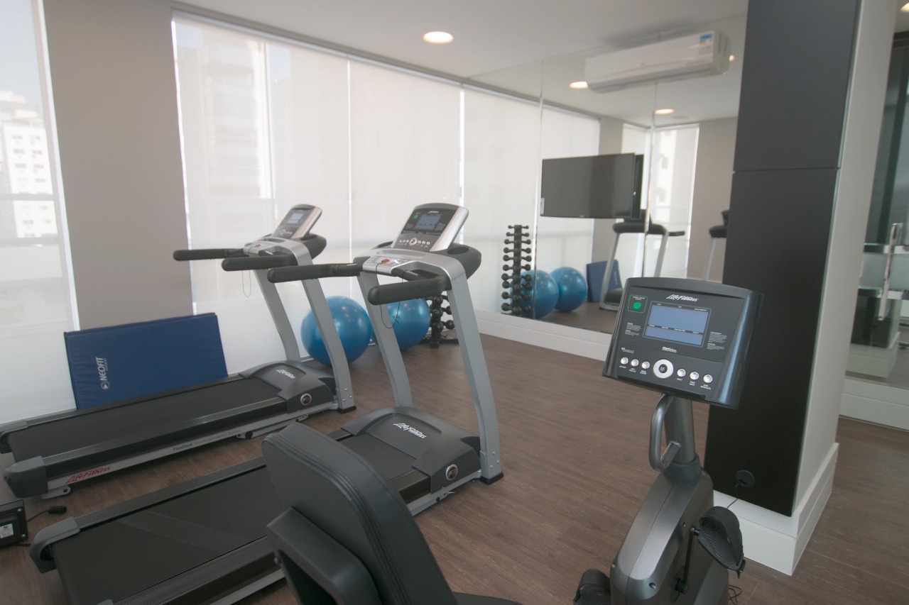 Apartamento à venda no Centro: Academia com esteiras, bicicleta, bolas e halteres