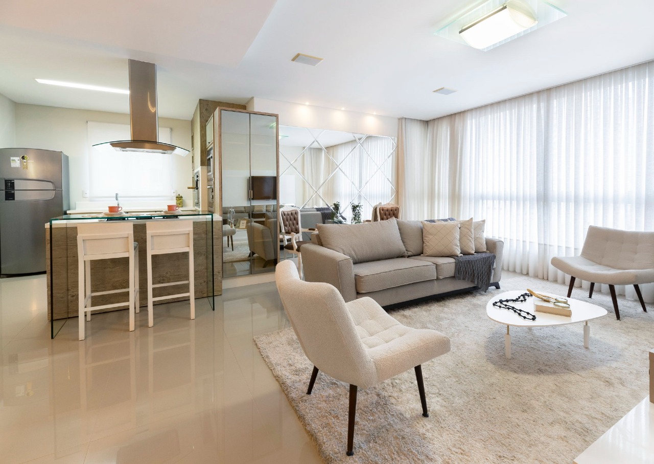 Apartamento à venda no Centro: Living integrado à cozinha, com bancada de vidro, banquetas e cortinas no pano de vidro
