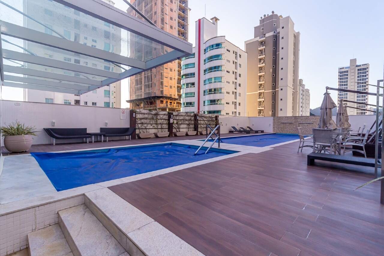 Apartamento à venda no Centro: Piscina adulto com deck de madeira no lazer do Sistina Tower
