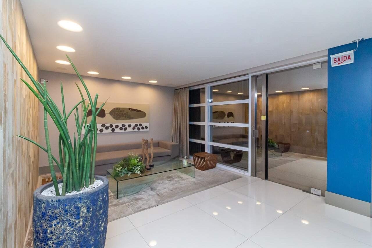 Apartamento à venda no Centro: Hall de entrada do Sistina Tower, com estar e porta de vidro
