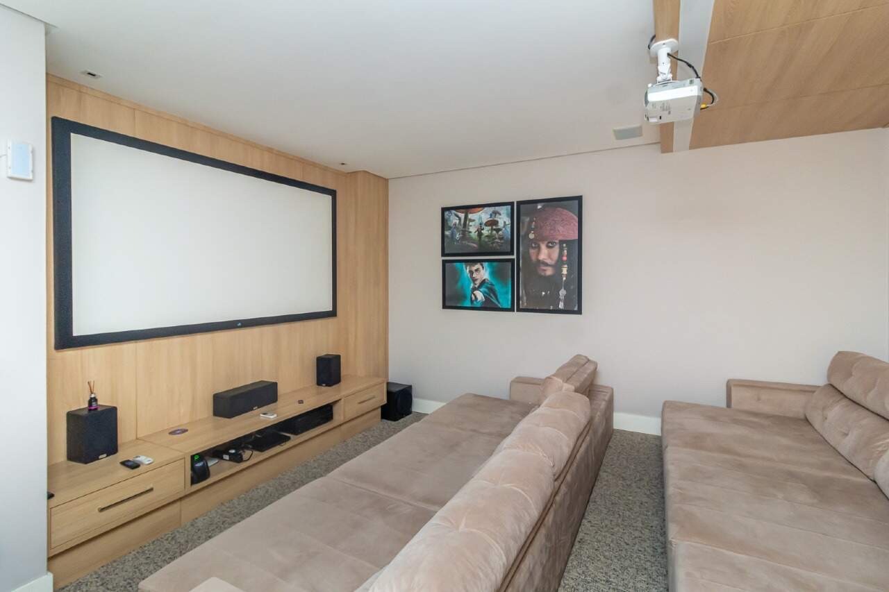 Apartamento à venda no Centro: Cinema do Sistina Tower com tela de projeção e sofás