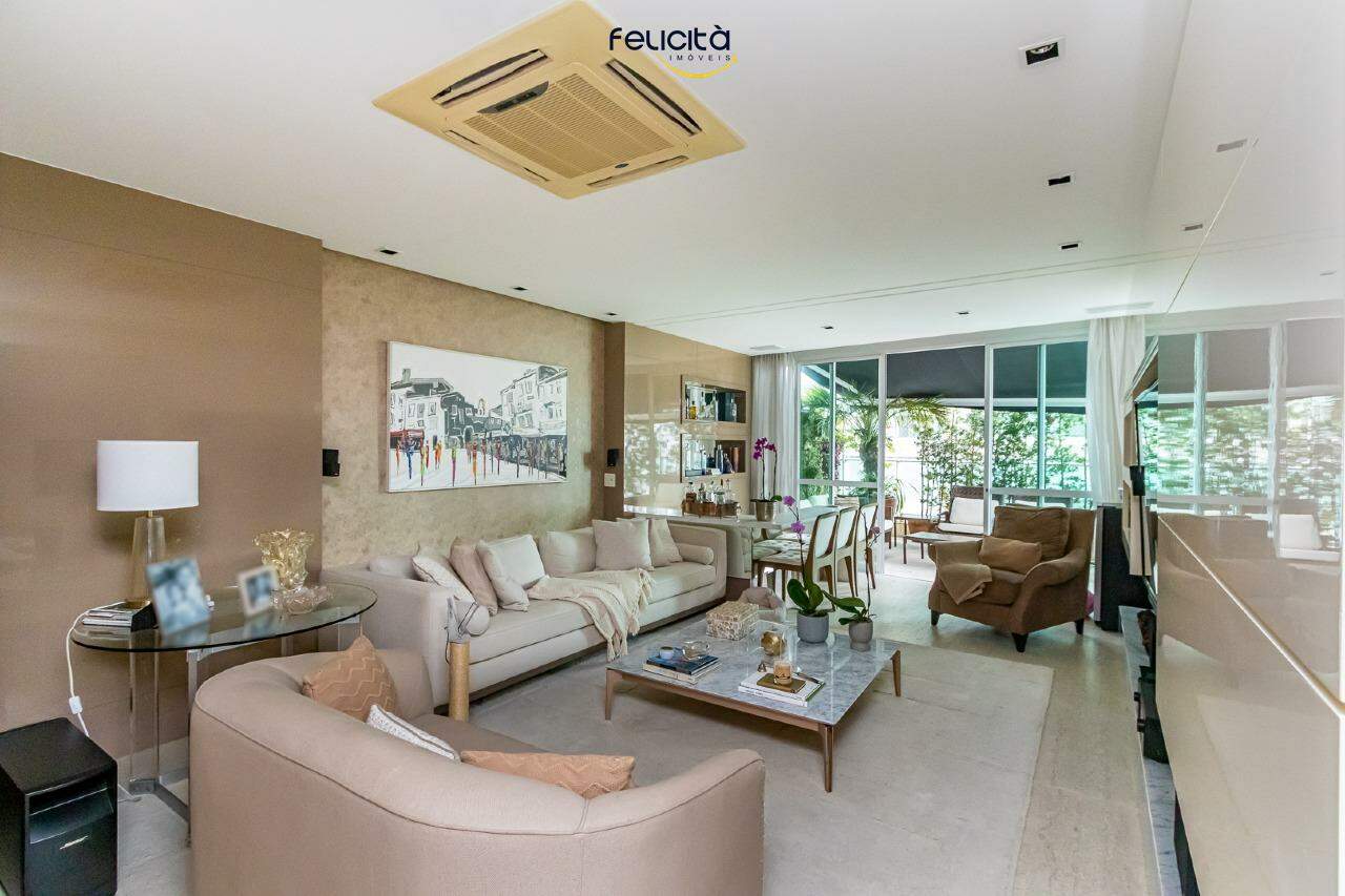 Apartamento de 3 quartos, 220m² no bairro Pioneiros, em Balneário Camboriú | Eu Corretor