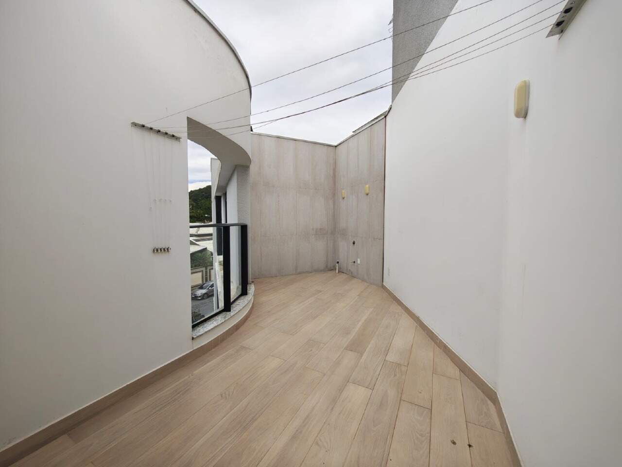 Cobertura à venda no Praia dos Amores: Terraço descoberto em curva, junto a uma das suítes