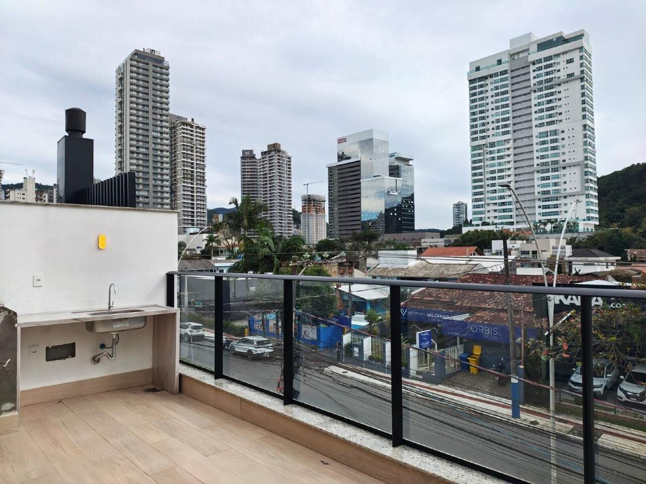 Cobertura à venda no Praia dos Amores: Sacada com bancada e vista para a rua e os prédios do bairro
