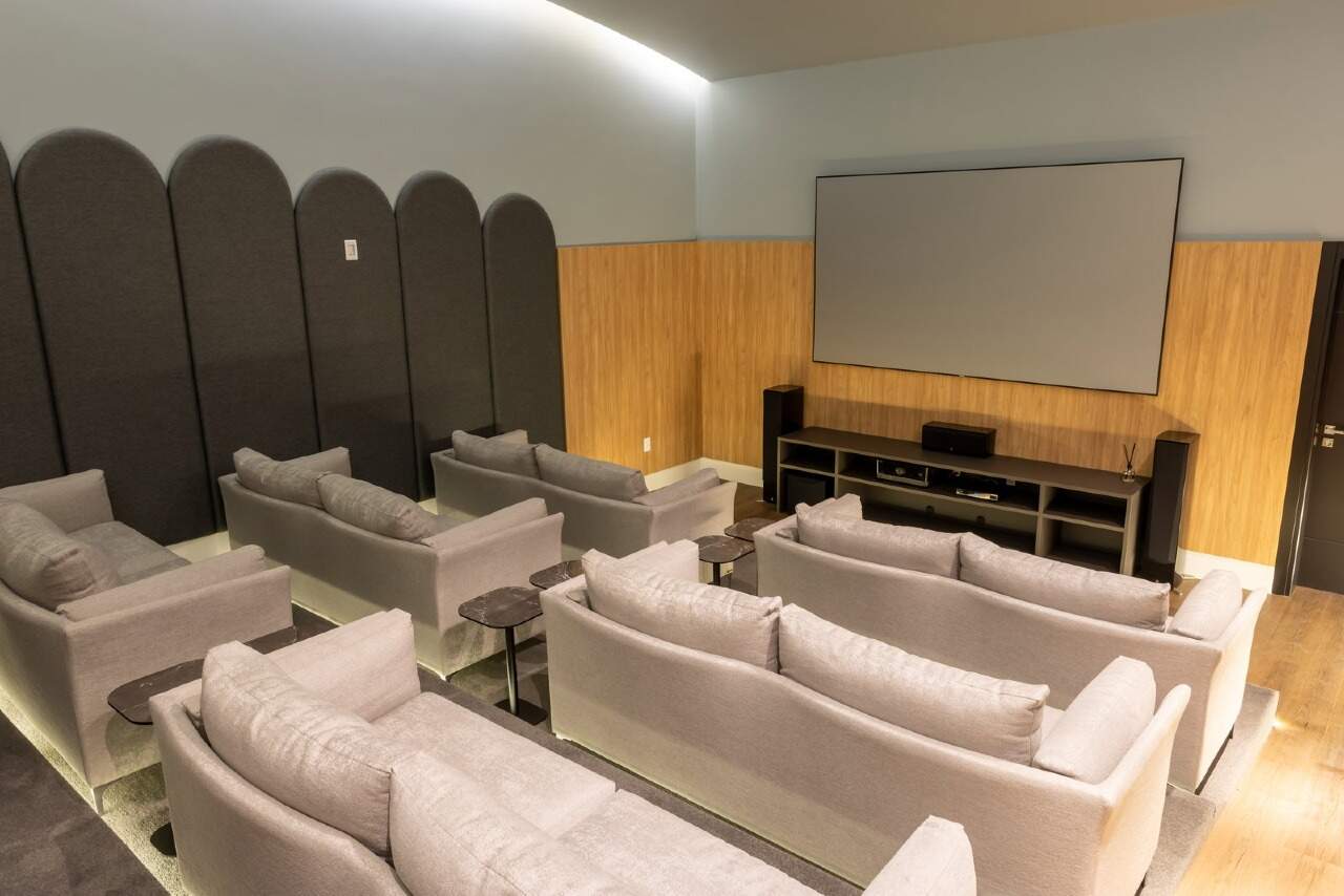 Cobertura à venda no Praia Brava: Cinema com sofás e telão