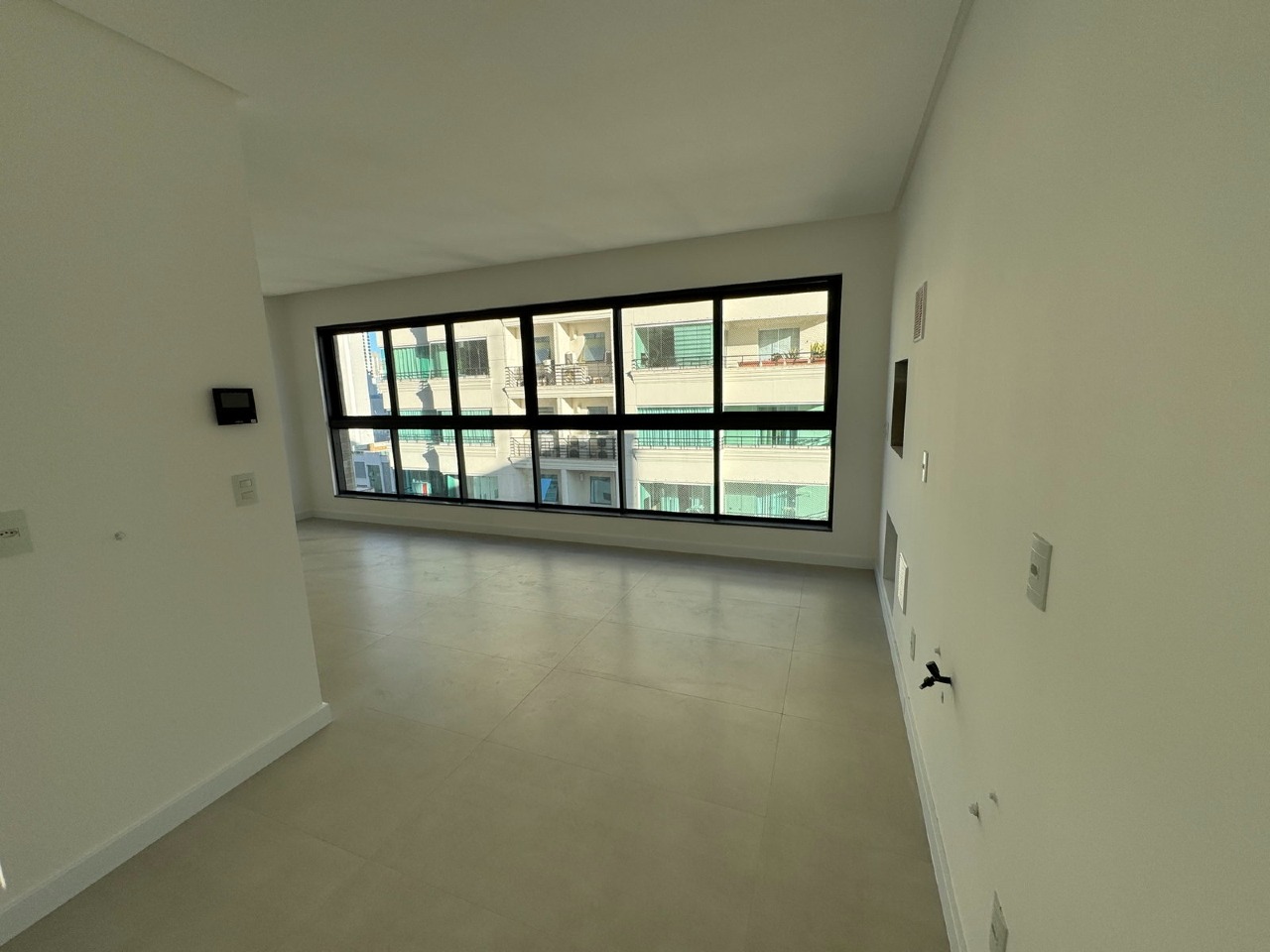 Apartamento à venda no Centro: Living com piso em porcelanato, outro ângulo