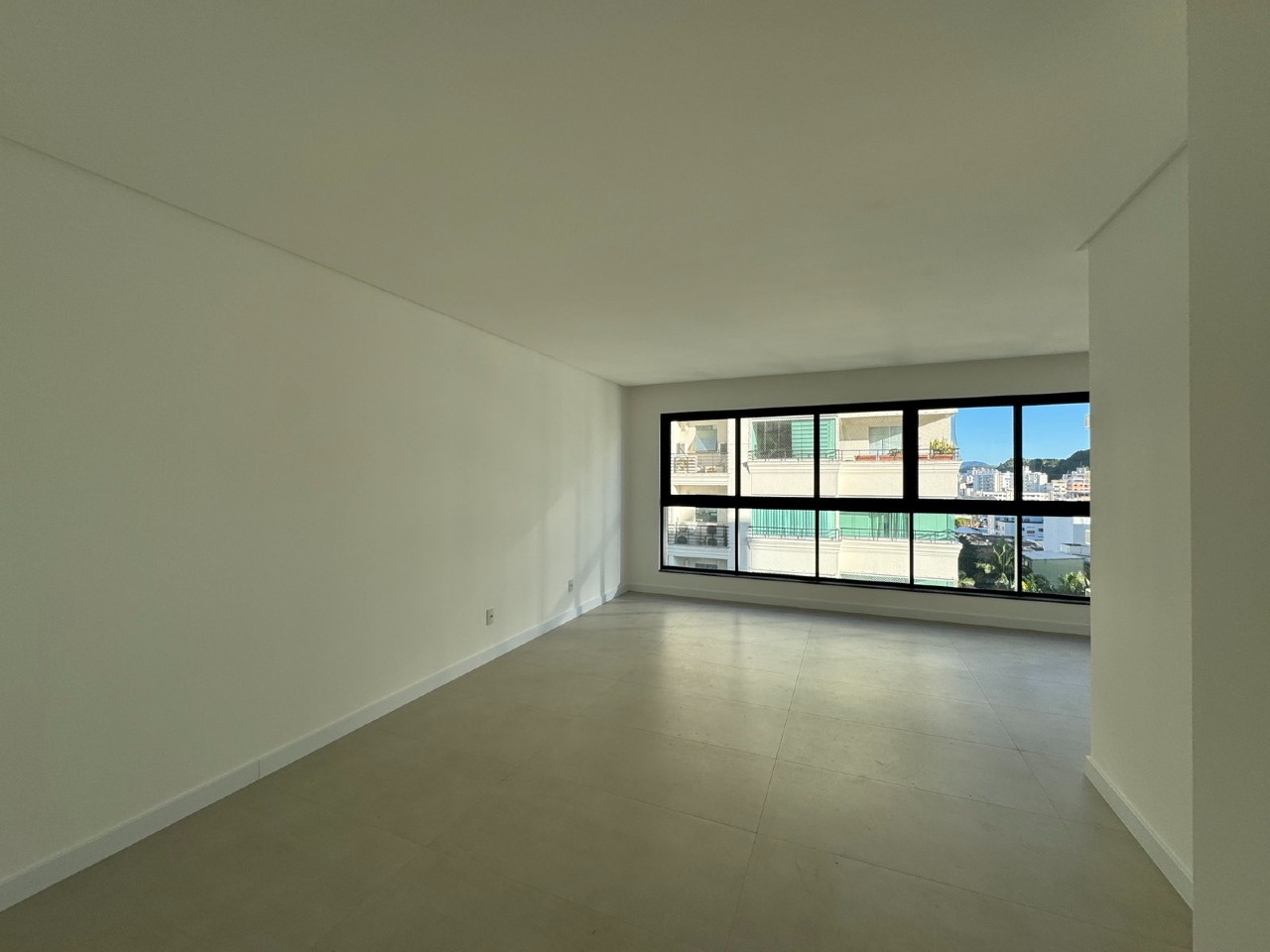 Apartamento à venda no Centro: Living do apartamento de três suítes, com janela ampla