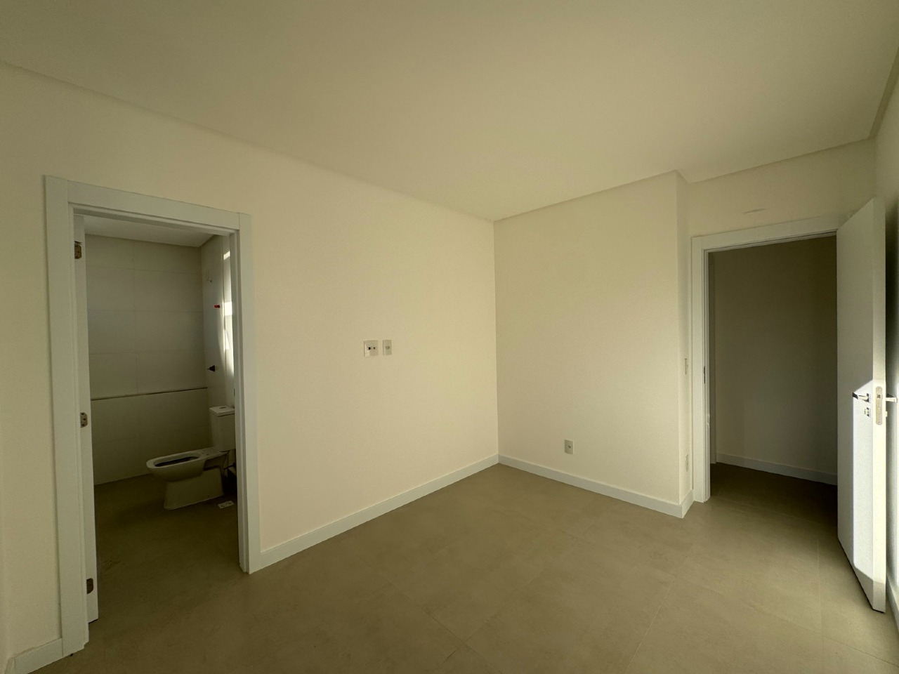 Apartamento à venda no Centro: Suíte com banheiro privativo