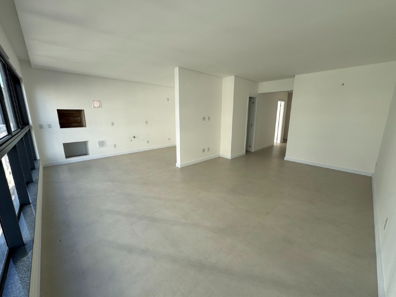 Apartamento à venda no Centro: Living e cozinha integrados, com o nicho da churrasqueira