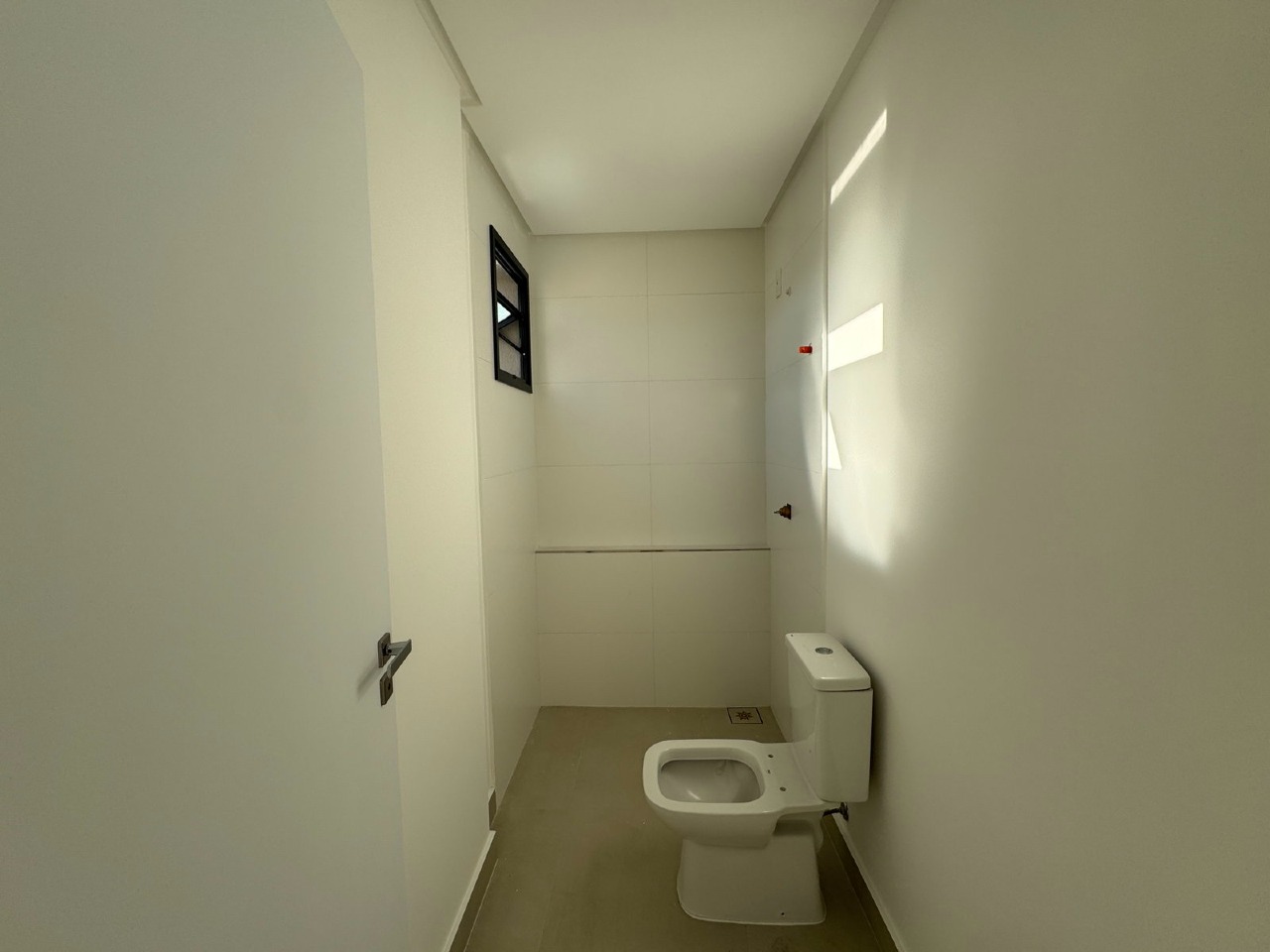 Apartamento à venda no Centro: Banheiro de suíte com janela
