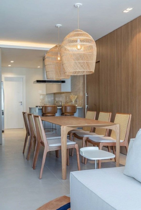 Apartamento à venda no Centro: Jantar do apartamento decorado, com painel de madeira (móveis não inclusos)