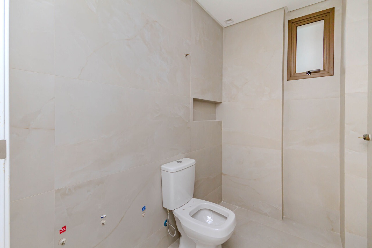 Apartamento à venda no Centro: Banheiro de apartamento da mesma planta, como é entregue, com porcelanato