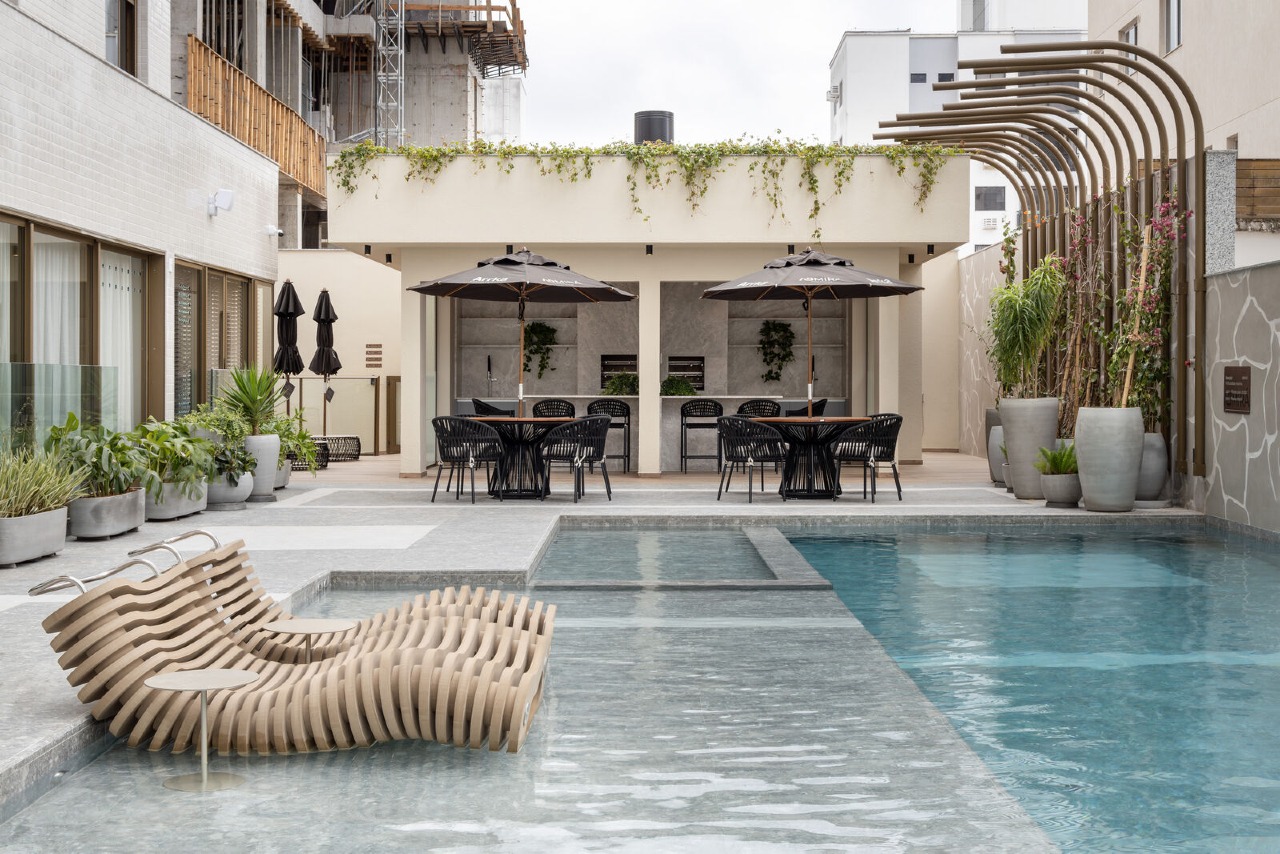 Apartamento à venda no Centro: Piscina externa com raia de 23 m e espreguiçadeiras no lazer resort