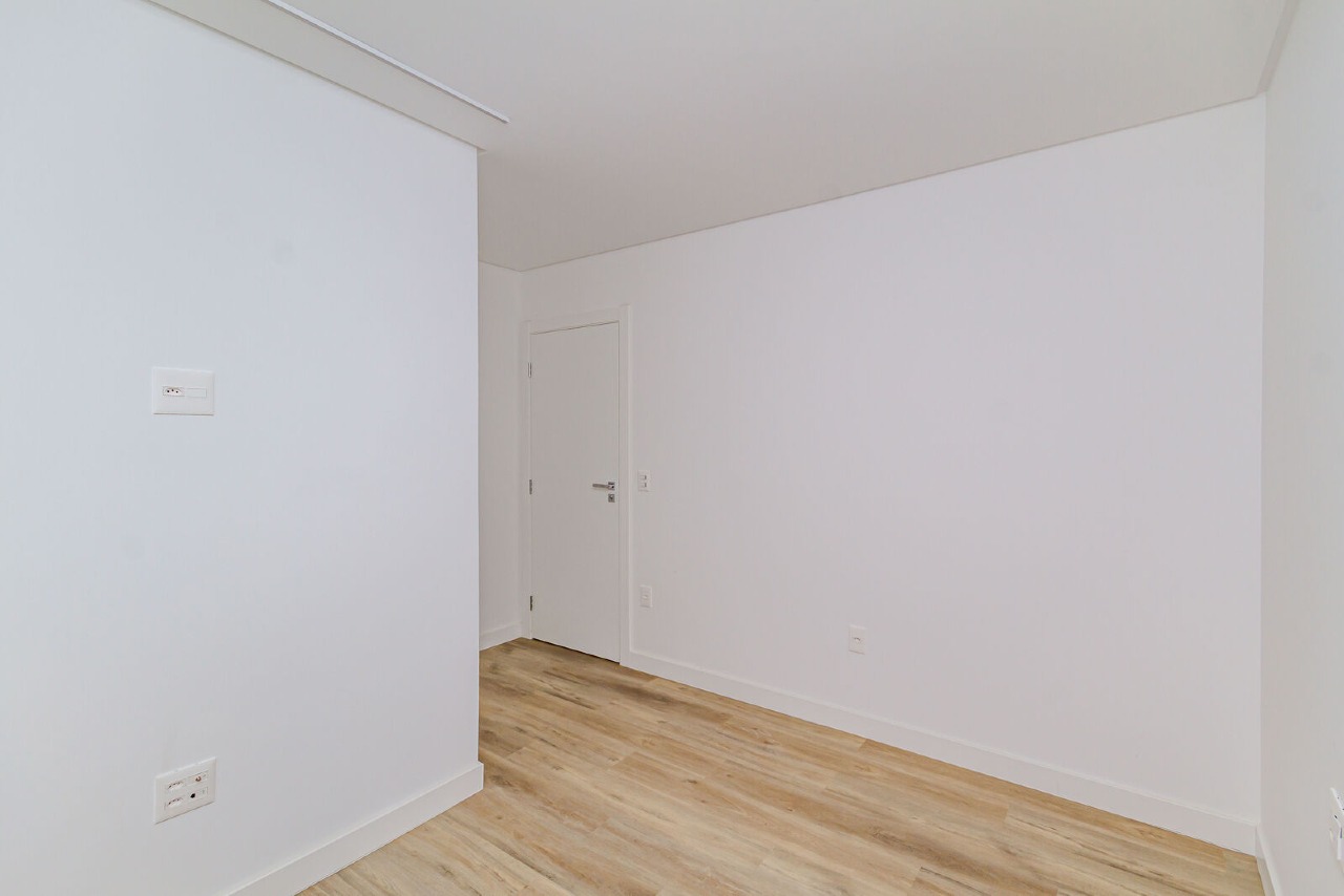 Apartamento à venda no Centro: Suíte de apartamento da mesma planta, como é entregue: piso vinílico e janela ampla
