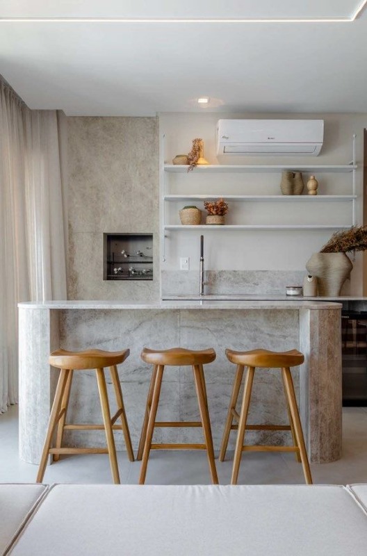 Apartamento à venda no Centro: Cozinha do decorado com bancada e churrasqueira a carvão (móveis não inclusos)