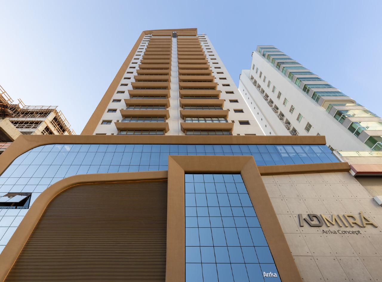 Apartamento à venda no Centro: Fachada do Admirá com o letreiro na entrada