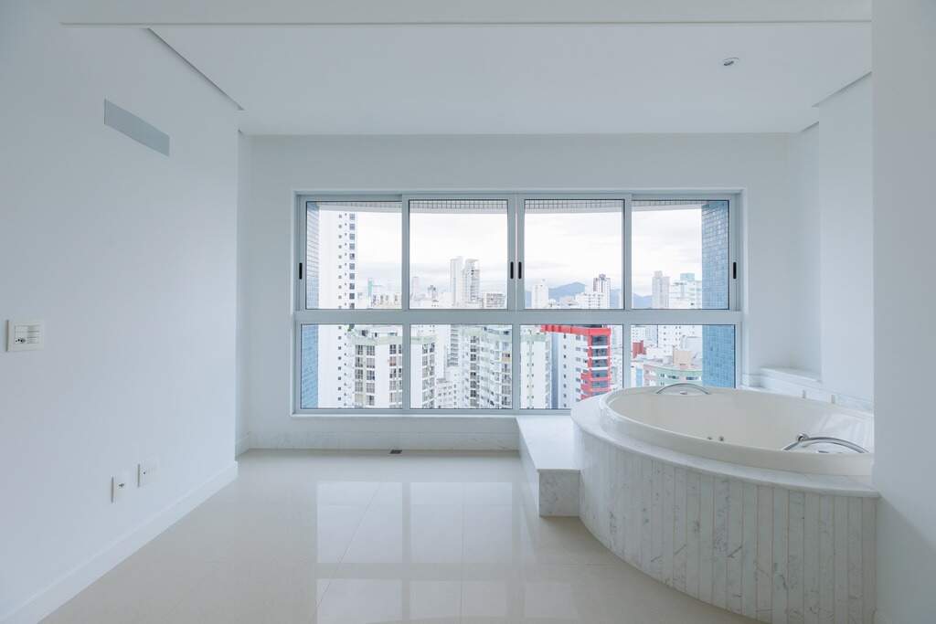 Apartamento à venda no Centro: Suíte com banheira de hidromassagem junto à janela