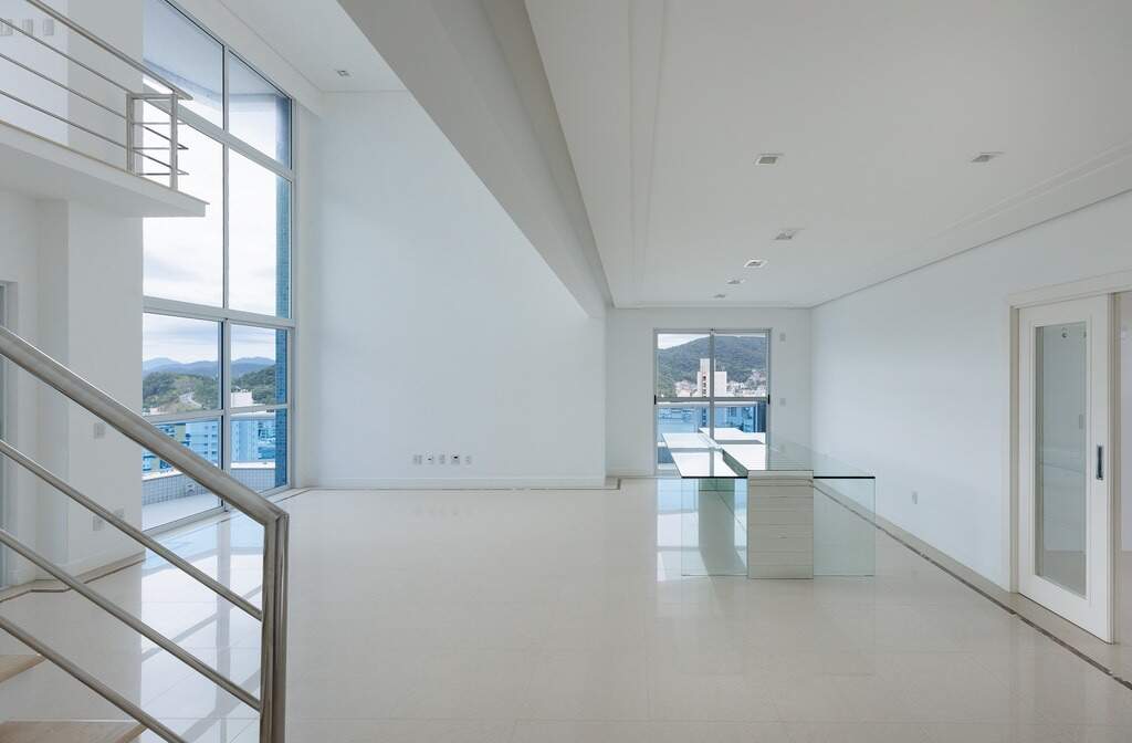Apartamento à venda no Centro: Living com pé-direito duplo e o mezanino no alto, com janelas do piso ao teto