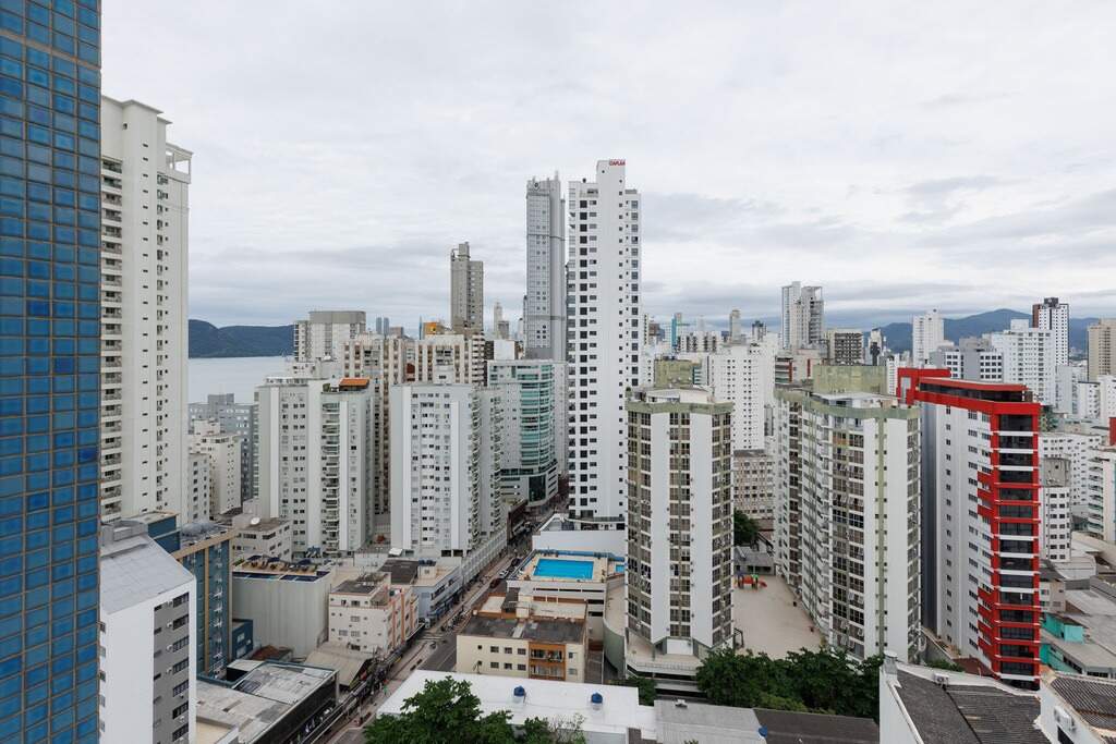 Apartamento à venda no Centro: Vista do mezanino sobre o Centro, com o mar ao fundo à esquerda