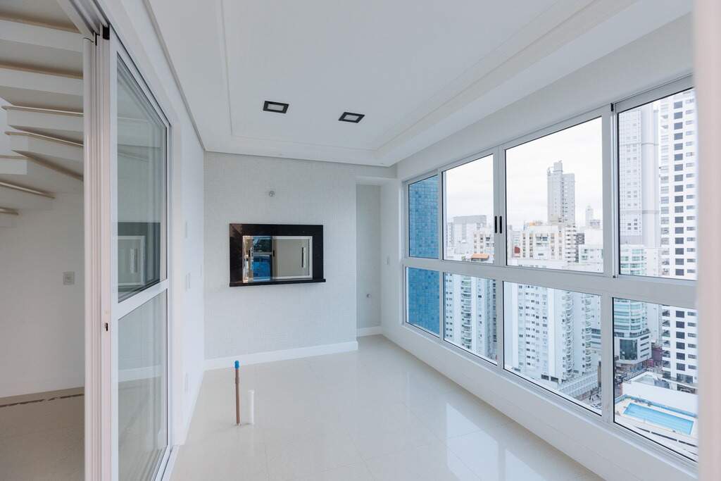 Apartamento à venda no Centro: Sacada fechada com vidro e churrasqueira, ao lado do living