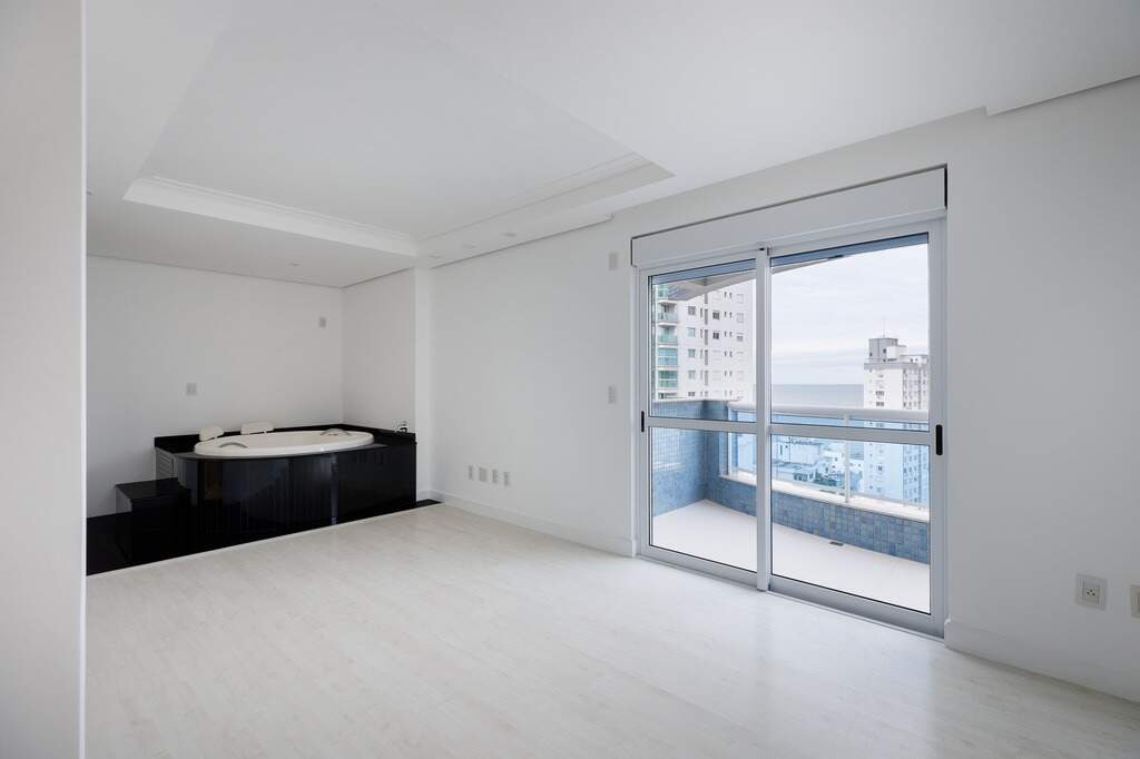 Apartamento à venda no Centro: Segunda suíte, com banheira de hidromassagem e porta para a sacada