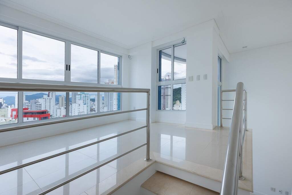 Apartamento à venda no Centro: Mezanino com guarda-corpo e janelas amplas, com espaço para home office