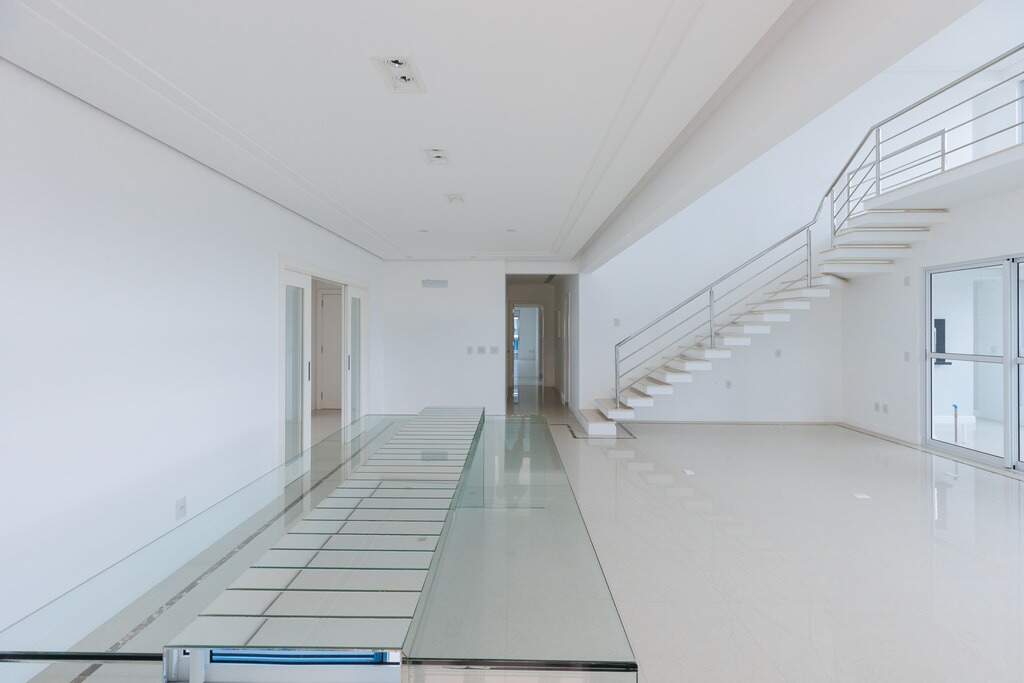 Apartamento à venda no Centro: Sala de jantar ampla, com a escada do mezanino ao fundo