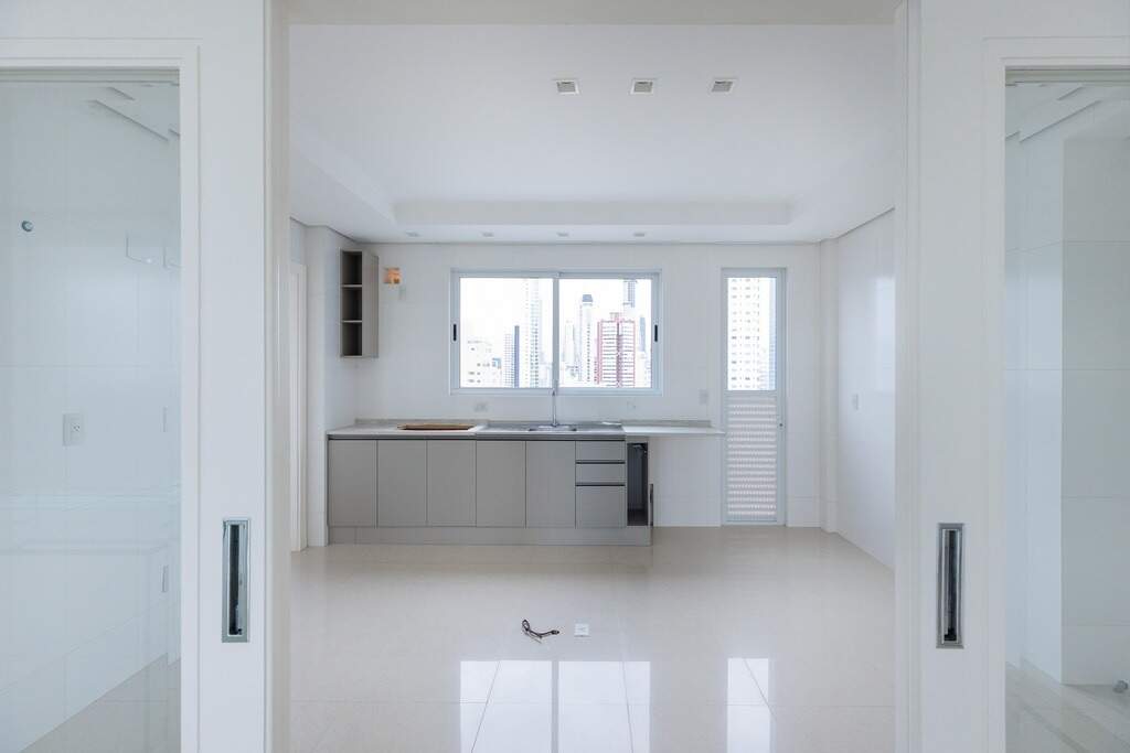 Apartamento à venda no Centro: Cozinha com armários, bancada e janela