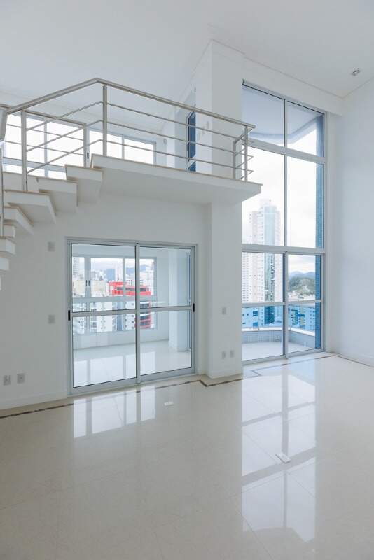 Apartamento à venda no Centro: Janela alta do living, que acompanha os dois níveis do pé-direito duplo