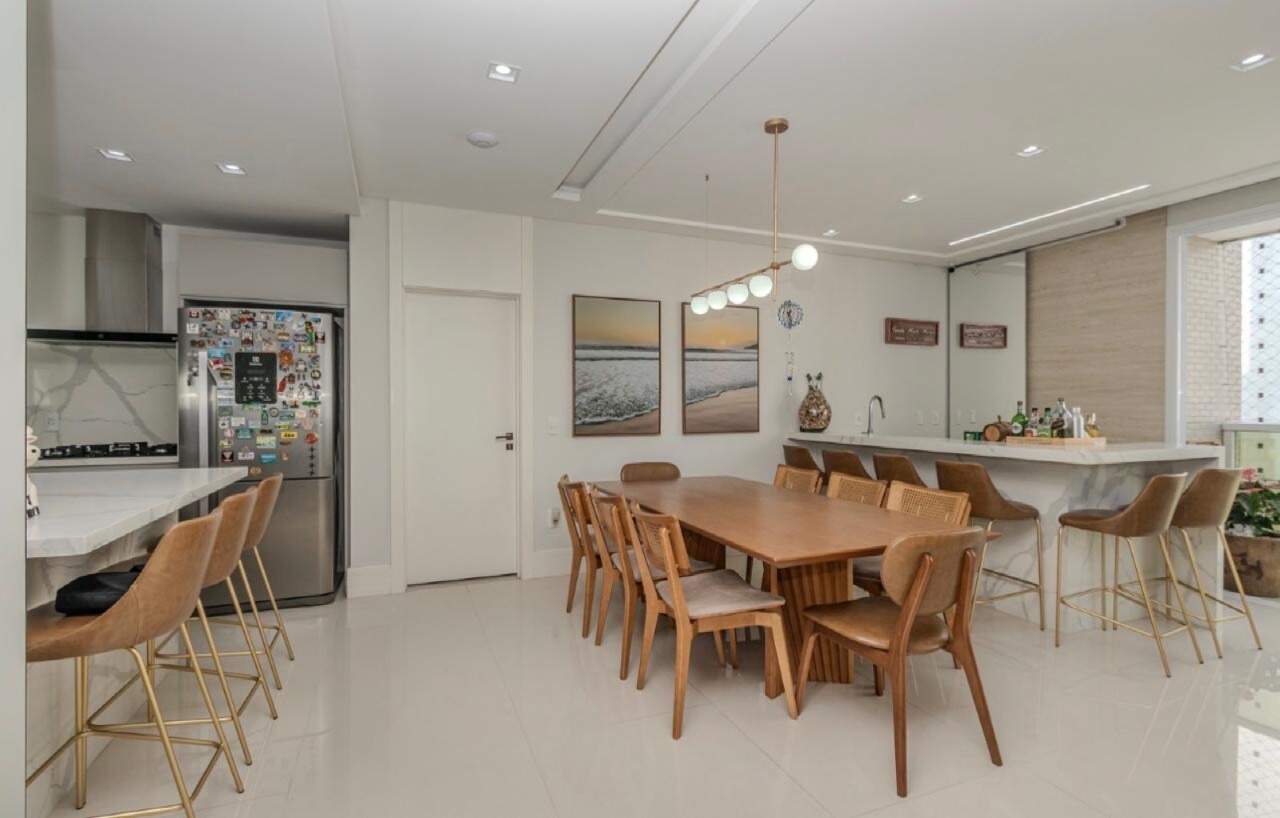 Apartamento à venda no Centro: Mesa de jantar grande com a cozinha ao fundo