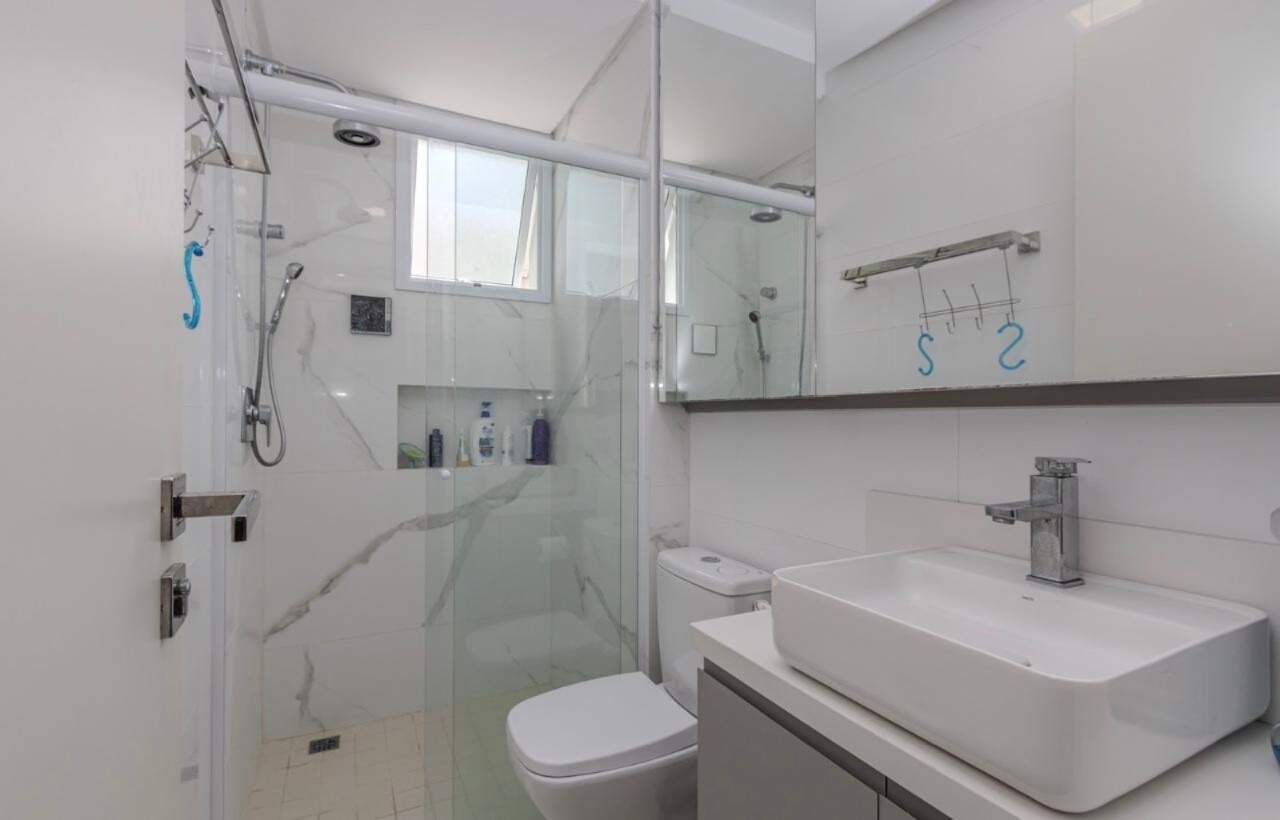 Apartamento à venda no Centro: Banheiro com box de vidro e cuba retangular