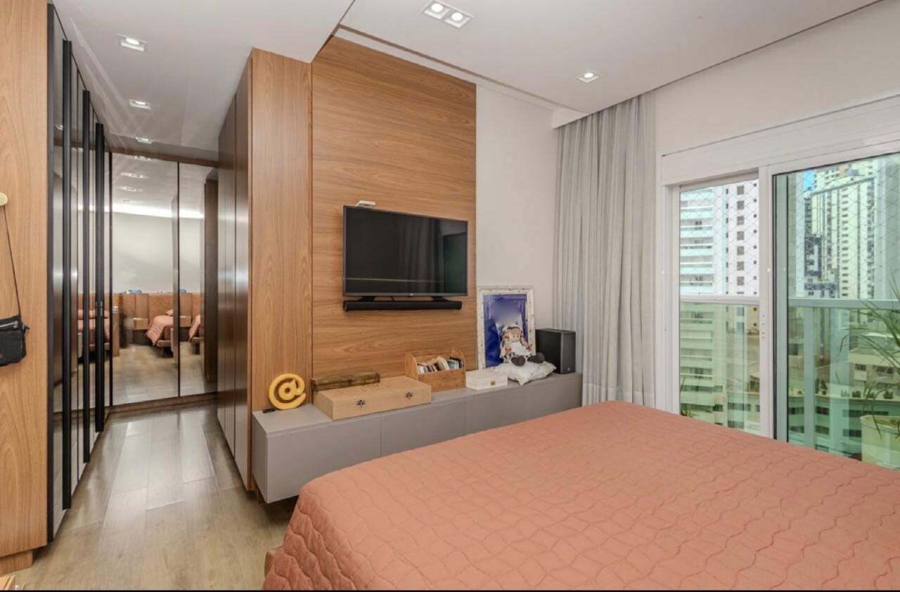 Apartamento à venda no Centro: Suíte master com painel de TV e acesso ao closet